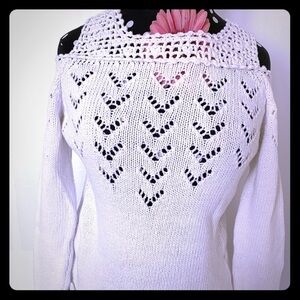 🌸 Nado Cold Shoulder Sweater